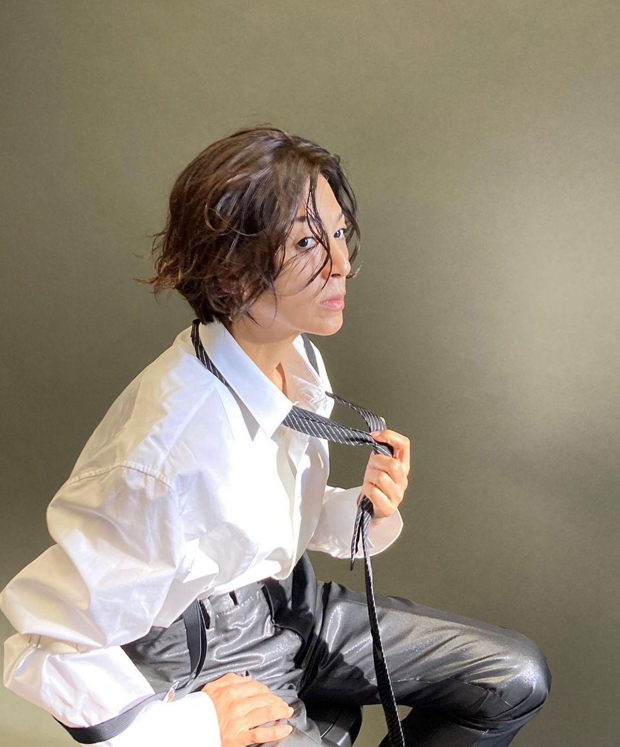 鈴木保奈美以中性打扮登埸。