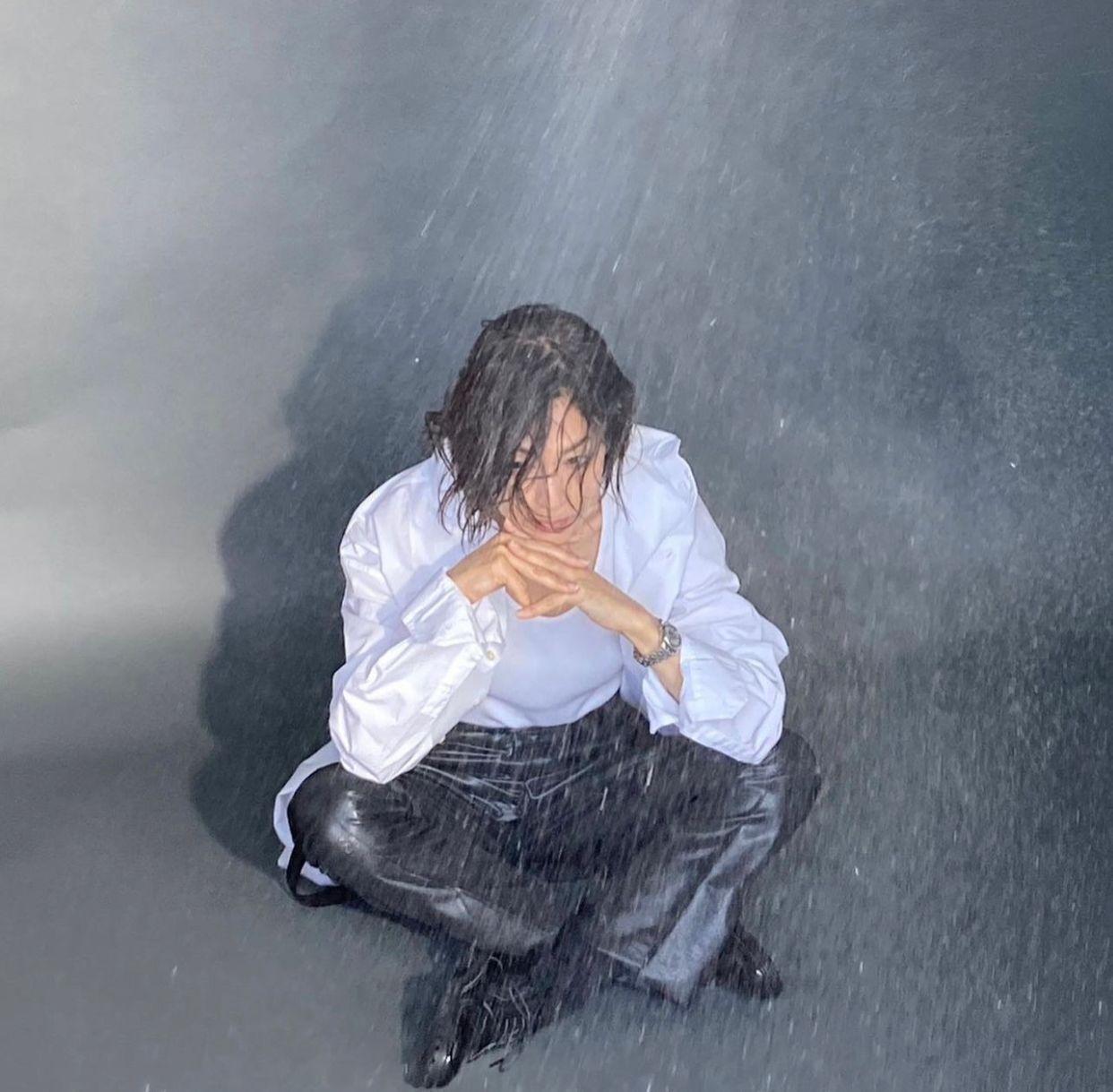 鈴木保奈美以中性打扮登埸。