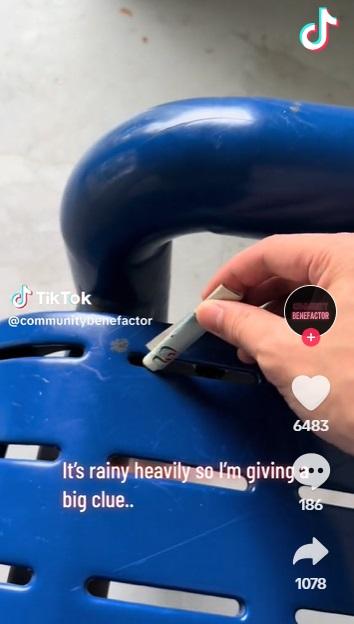 男子說,藏錢地點下過大雨,這給了網民很大提示。(互聯網)