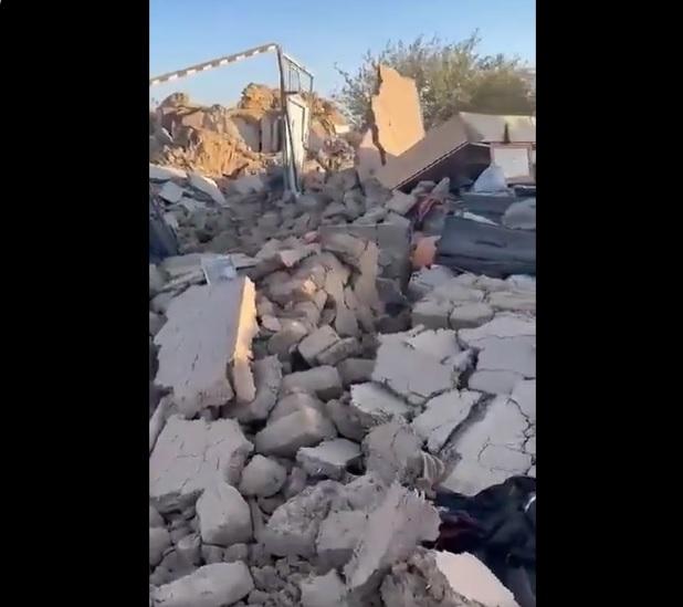 多幢房屋倒塌。(互聯網)