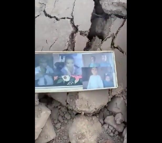 瓦礫中遺下家庭照。(互聯網)