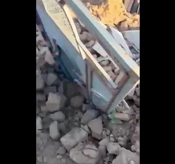 瓦礫中留下窗框。(互聯網)