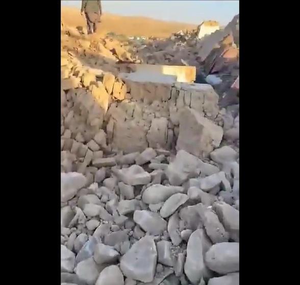 多幢房屋倒塌。(互聯網)