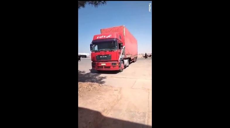 有貨車被震得左搖右擺。(互聯網)