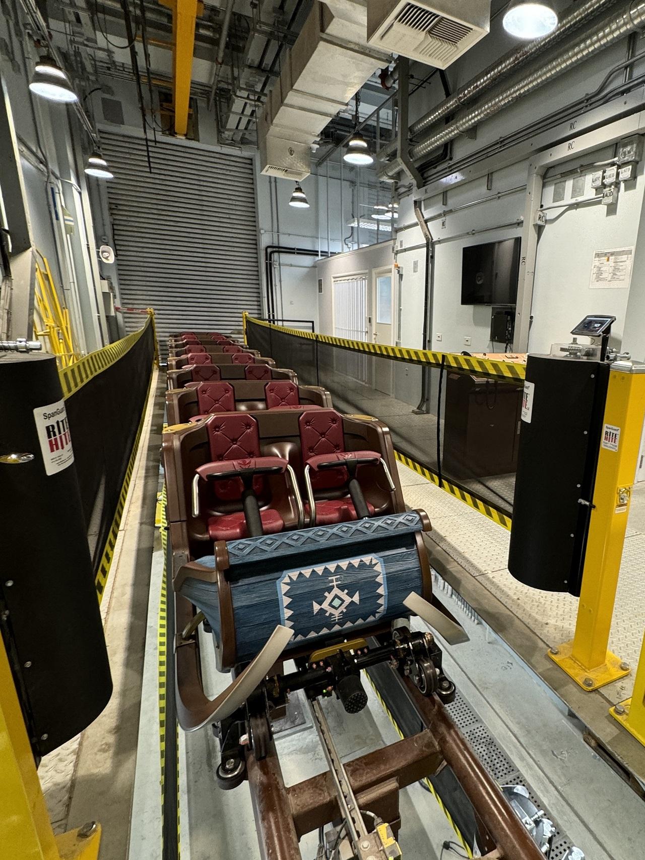 雪嶺滑雪橇維修基地。 (香港迪士尼提供)