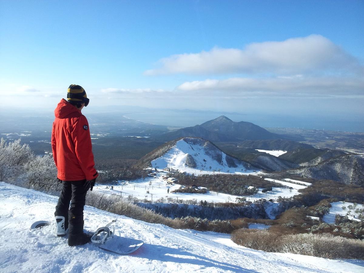 鳥取景點 雪質優異的滑雪場背靠大山兼俯瞰日本海全景,邊欣賞壯闊絕景邊享受滑雪的樂趣。