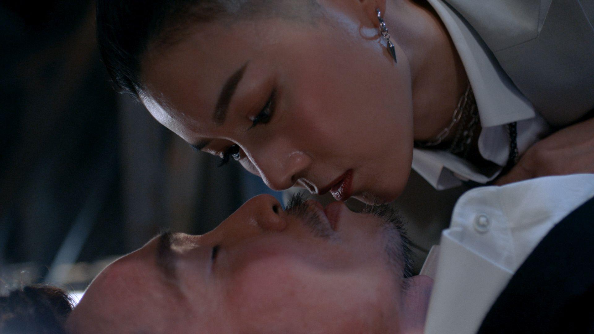 預告見到有二人錫錫的場口。