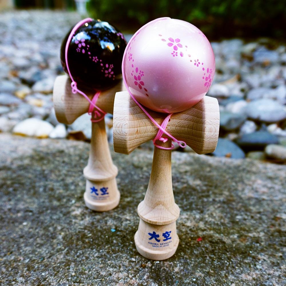 食通山形工房劍玉大空櫻花HK$218|由日本山形縣劍玉工匠製作,獲日本劍 玉協會認定的競技用劍玉,可用於劍玉比賽和劍玉認定試有多款不同顏色及花 紋選擇,當中櫻花黑及櫻花粉最受大眾歡迎,別具日本特色!*僅於PMQ門市發售。