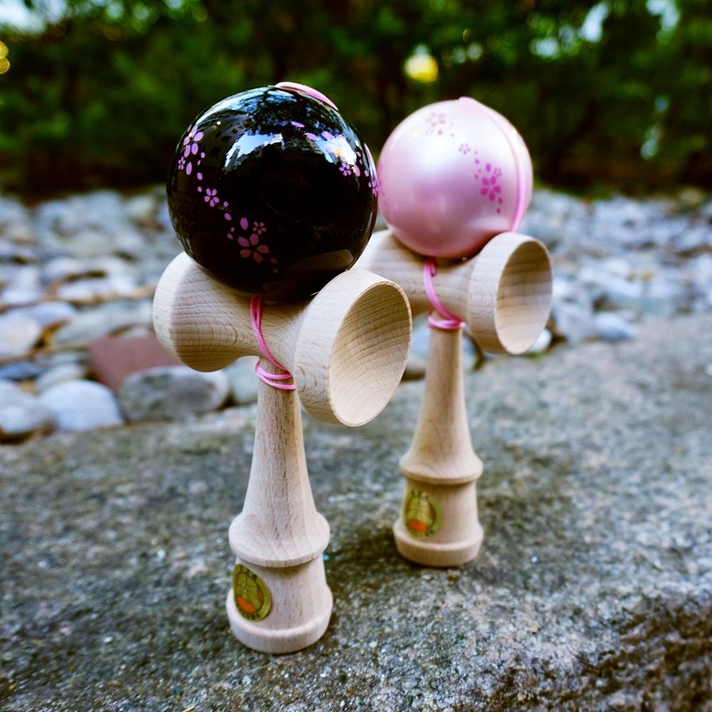 食通山形工房劍玉大空櫻花HK$218|由日本山形縣劍玉工匠製作,獲日本劍 玉協會認定的競技用劍玉,可用於劍玉比賽和劍玉認定試有多款不同顏色及花 紋選擇,當中櫻花黑及櫻花粉最受大眾歡迎,別具日本特色!*僅於PMQ門市發售。