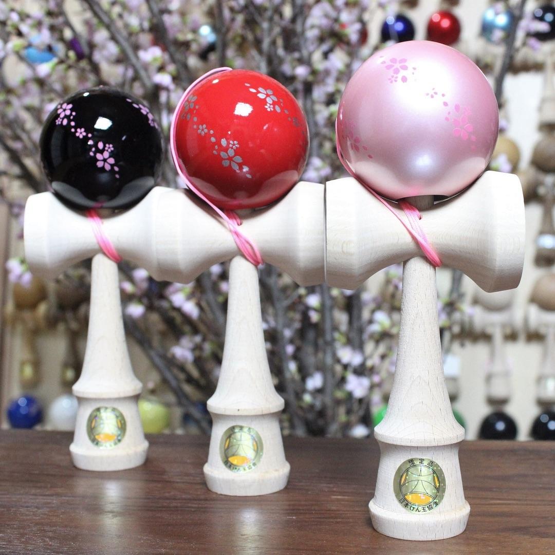 食通山形工房劍玉大空櫻花HK$218|由日本山形縣劍玉工匠製作,獲日本劍 玉協會認定的競技用劍玉,可用於劍玉比賽和劍玉認定試有多款不同顏色及花 紋選擇,當中櫻花黑及櫻花粉最受大眾歡迎,別具日本特色!*僅於PMQ門市發售。