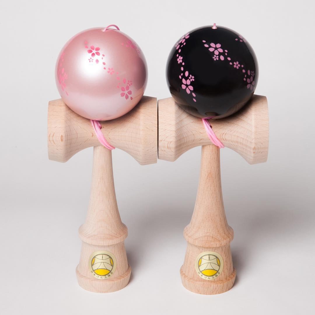 食通山形工房劍玉大空櫻花HK$218|由日本山形縣劍玉工匠製作,獲日本劍 玉協會認定的競技用劍玉,可用於劍玉比賽和劍玉認定試有多款不同顏色及花 紋選擇,當中櫻花黑及櫻花粉最受大眾歡迎,別具日本特色!*僅於PMQ門市發售。