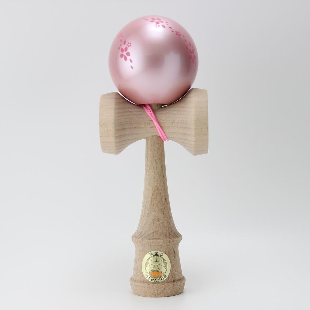 食通山形工房劍玉大空櫻花HK$218|由日本山形縣劍玉工匠製作,獲日本劍 玉協會認定的競技用劍玉,可用於劍玉比賽和劍玉認定試有多款不同顏色及花 紋選擇,當中櫻花黑及櫻花粉最受大眾歡迎,別具日本特色!*僅於PMQ門市發售。