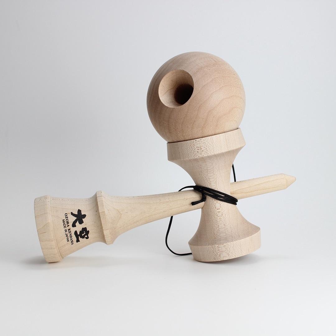 食通山形工房劍玉大空櫻花HK$218|由日本山形縣劍玉工匠製作,獲日本劍 玉協會認定的競技用劍玉,可用於劍玉比賽和劍玉認定試有多款不同顏色及花 紋選擇,當中櫻花黑及櫻花粉最受大眾歡迎,別具日本特色!*僅於PMQ門市發售。