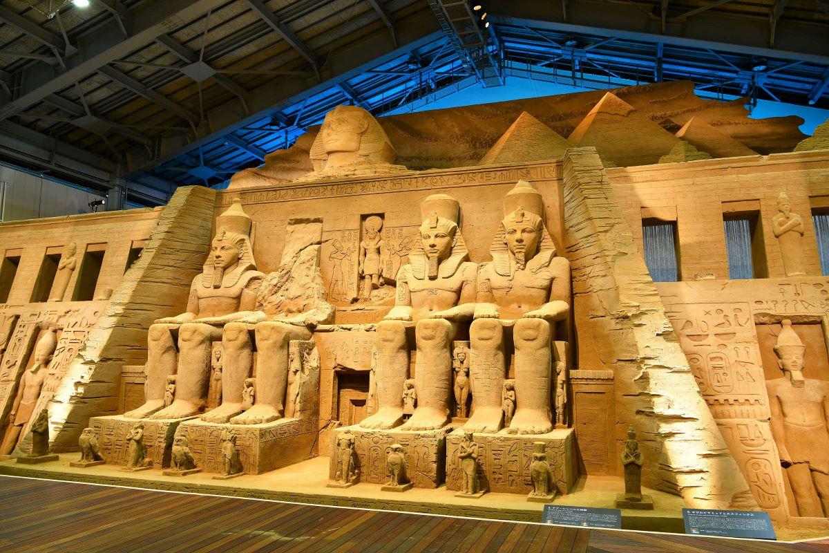 鳥取景點 鳥取砂丘附近的砂之美術館是世界唯一以沙雕刻為主角的室內美術館,館內的巨型沙雕是由世界級的沙雕專家創作,值得到訪。(地址:鳥取縣鳥取市福部町湯山2083-17)