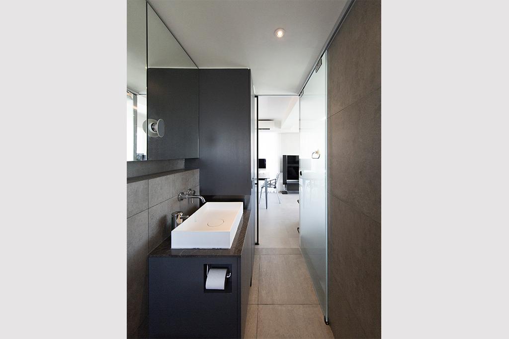 黑灰的用色令浴室設計非常型格