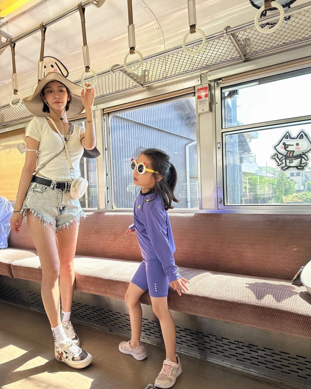 齊嬌大女現時已長高至媽媽腋下位置。