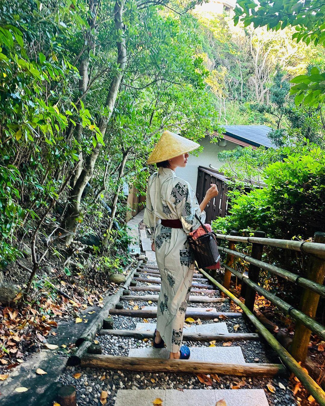 齊嬌穿上浴衣戴上斗笠拍照。