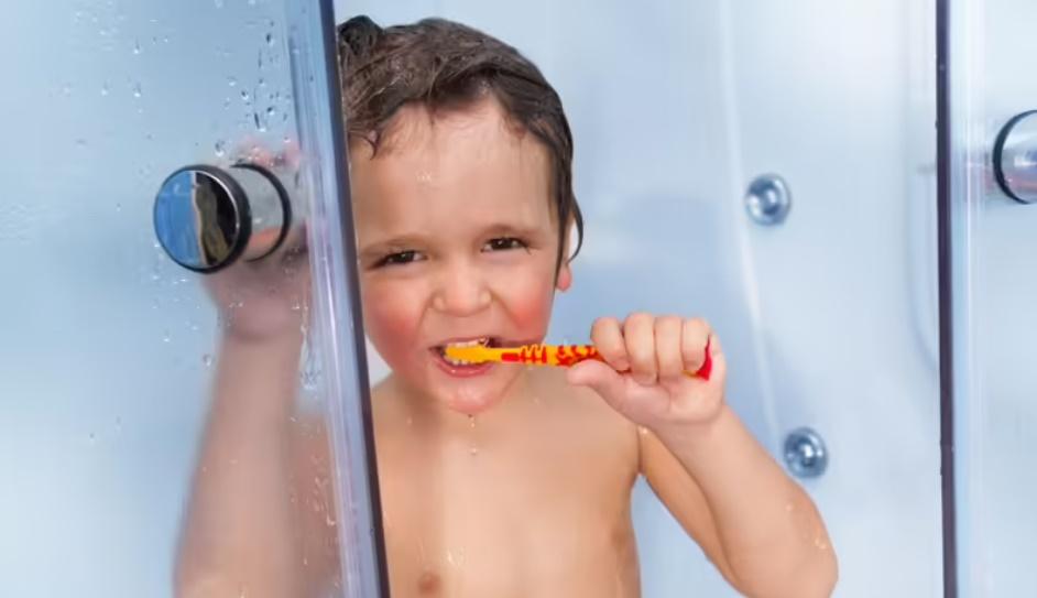 她亦指出,雖然在洗澡時刷牙很方便,但不建議這麼做,因為水氣有助細菌生長。(網上圖片)