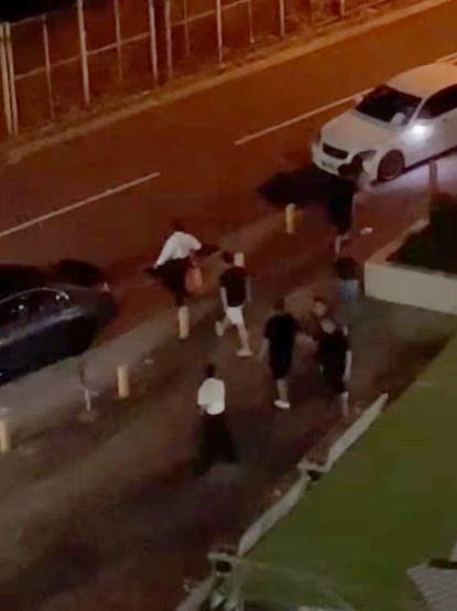 其他保安員企圖離開,黑衣男追上其中一保安施掌摑。(香港突發事故報料區及討論區@FB)