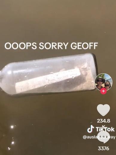 Rick發現海裡有玻璃樽正漂向岸邊,就將它撿遞給妻子Cyrsta檢查。(TikTok)