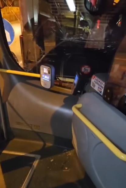 被撞巴士車頭擋風玻璃現裂㾗,無人受傷。(hkitalk.net 香港交通﹒資訊網@FB)