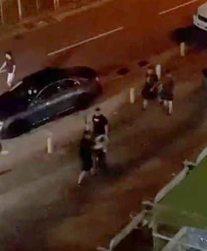 其他保安員企圖離開,黑衣男追上其中一保安施掌摑。(香港突發事故報料區及討論區@FB)