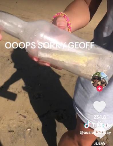 Rick發現海裡有玻璃樽正漂向岸邊,就將它撿遞給妻子Cyrsta檢查。(TikTok)