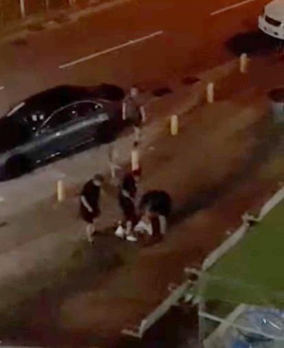 又將他推倒地上,同黨立即拳打腳踢。(香港突發事故報料區及討論區@FB)
