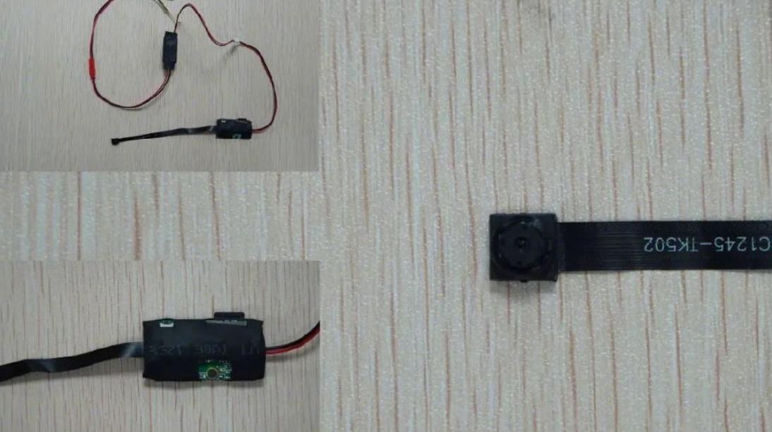 將化妝鏡拆開,發現4個針孔攝影機、5張32G的記憶卡和一個錄音器。(微博)