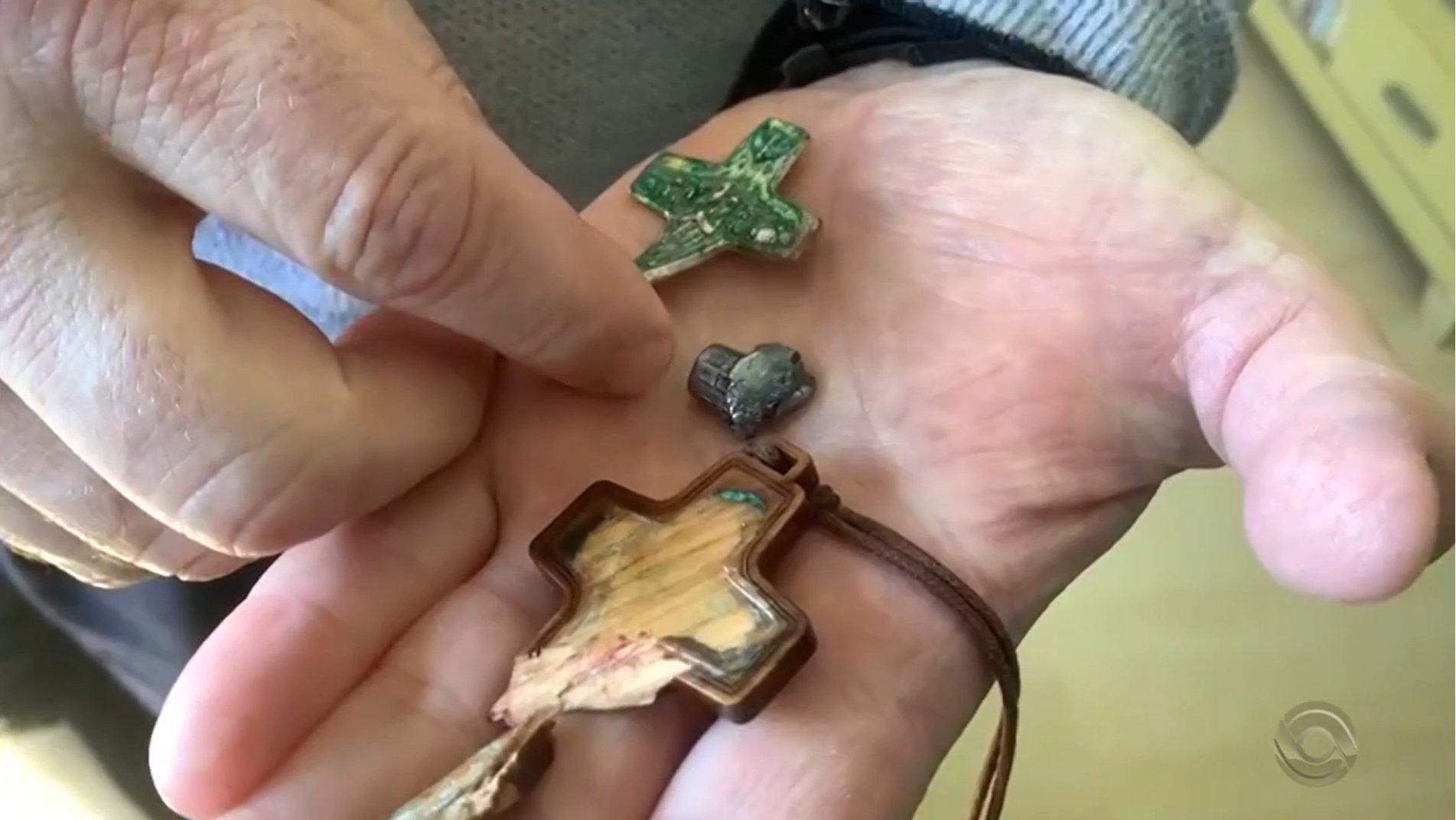 十字架被子彈射中後,不只木頭材質裂開,金屬製的十字架也因槍擊力度之大而扭曲變形。(網上圖片)