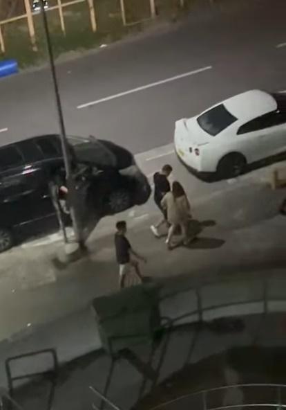 直至有人勸喻「唔好打啦」,各人才肯收手,登車離開。(香港突發事故報料區及討論區@FB)