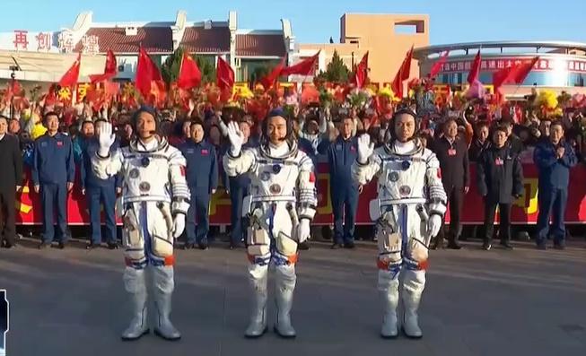 3名航天員向在場觀眾揮手。(微博)