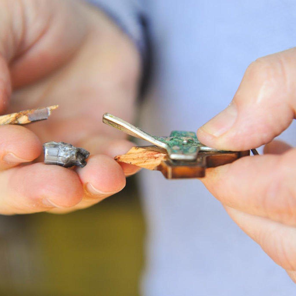 十字架被子彈射中後,不只木頭材質裂開,金屬製的十字架也因槍擊力度之大而扭曲變形。(網上圖片)