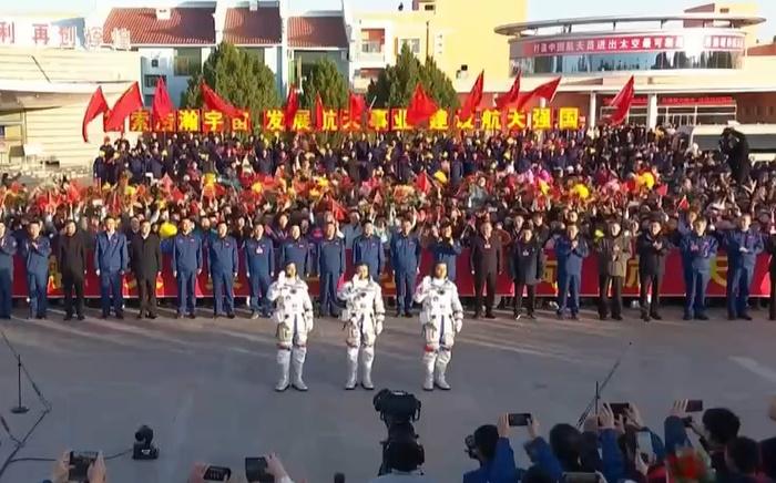 3名航天員向在場觀眾揮手。(微博)