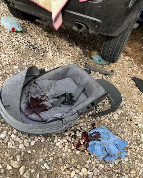 嬰兒座椅和兒童衣服沾滿血跡。(網上圖片)