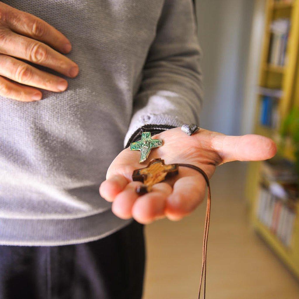 十字架被子彈射中後,不只木頭材質裂開,金屬製的十字架也因槍擊力度之大而扭曲變形。(網上圖片)