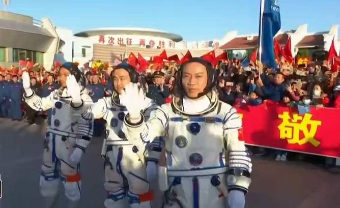 3名航天員向在場觀眾揮手。(微博)