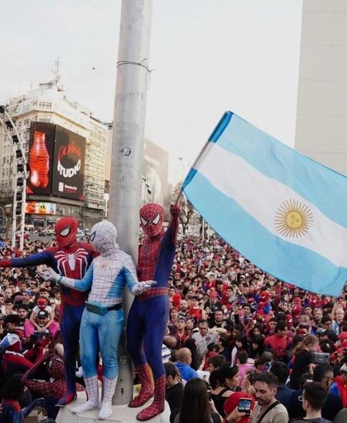 其中一人所穿的蜘蛛俠裝用上阿根廷國旗上的藍白色。(IG)