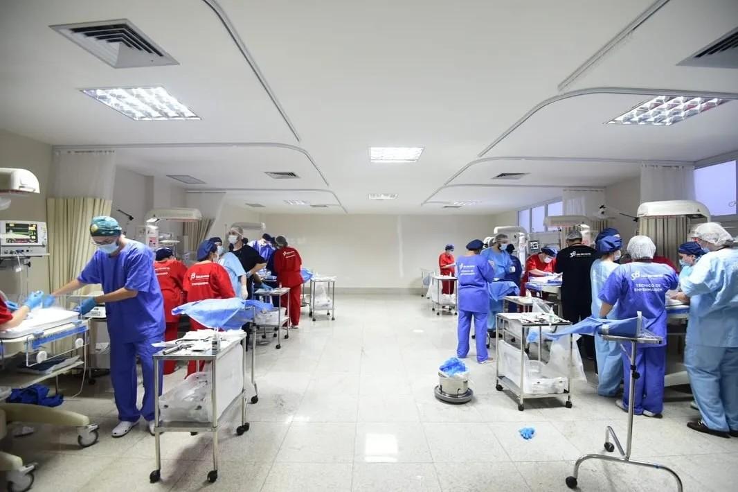 接生團隊包括醫生、護士、物理治療師、護理技術人員、麻醉師和兒科醫生。(X)