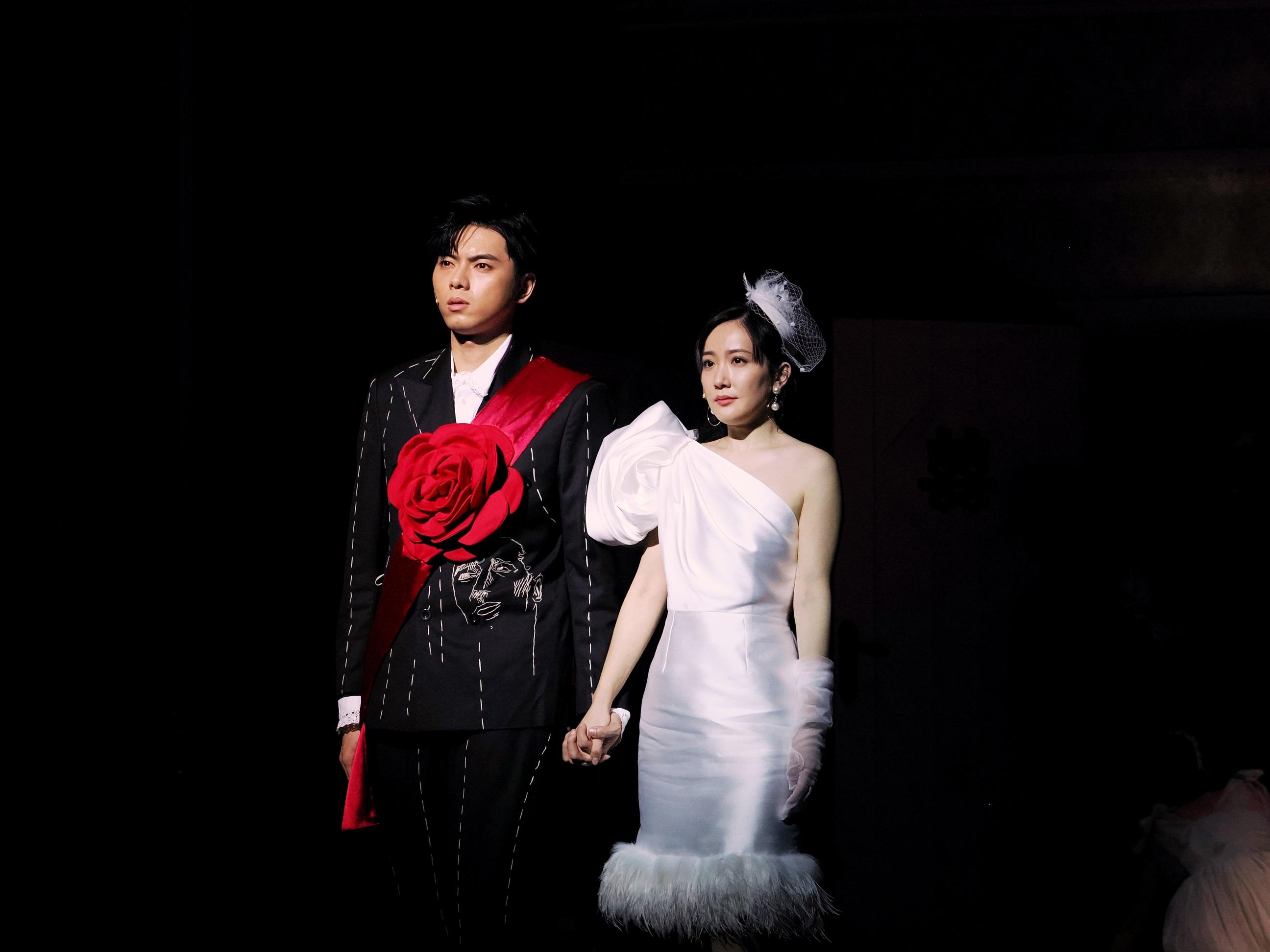 193與吳海昕演新婚夫妻,在婚宴中應付親友,疲於奔命。(《Laugh Vacation》劇照)