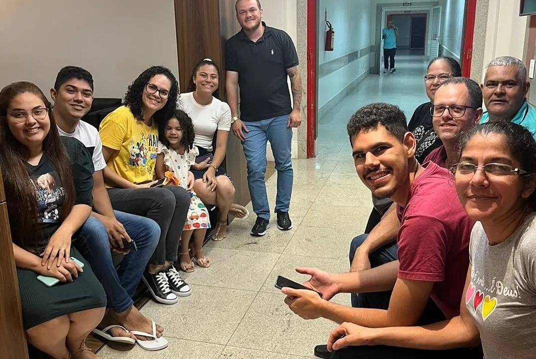 丈夫與家人都在手術室外焦急等待小生命的來臨。(X)