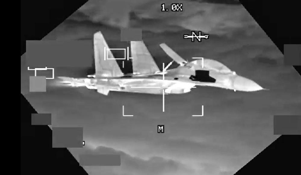 一架解放軍殲11戰機快速逼近,在美軍轟炸機的機翼下方和前方掠過,雙方最近距離只有3米。(X)