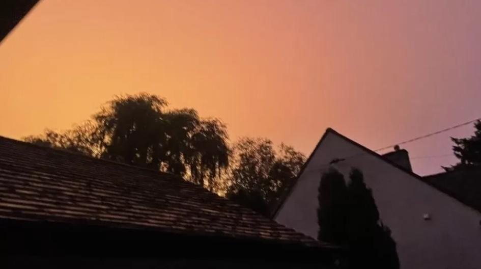 目擊者:見天空都亮出燈色光芒。(X)