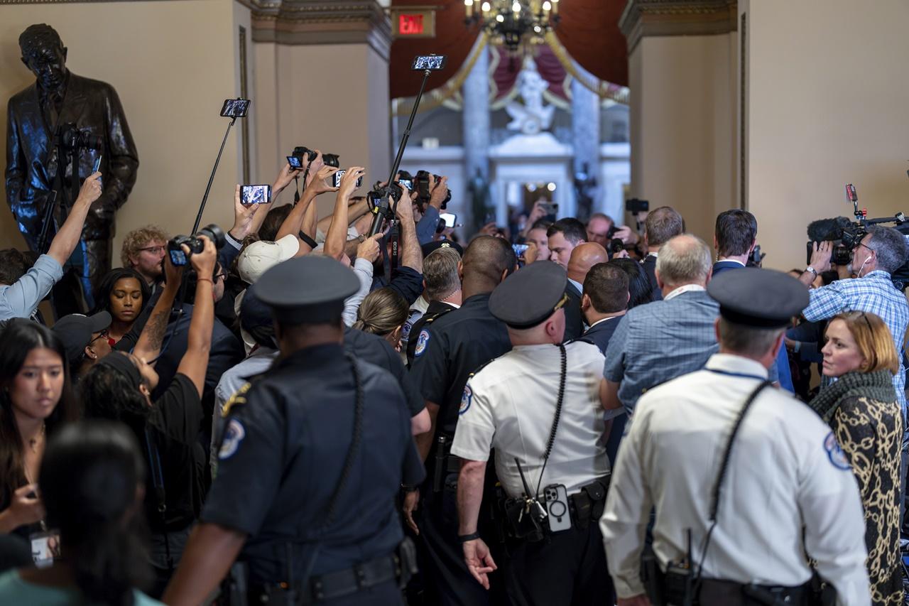 麥卡錫成為美國歷史上首位被罷免的眾議院議長,亦是歷來任期第二短的議長。(AP)