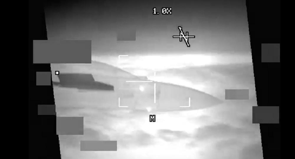 一架解放軍殲11戰機快速逼近,在美軍轟炸機的機翼下方和前方掠過,雙方最近距離只有3米。(X)