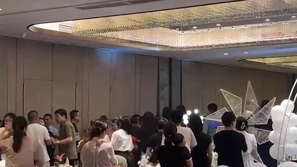 有人拿起枱上的菜餚亂擲,還有人擸凳互掟,甚至將碗碟當武器,場面一片混亂。(微博)