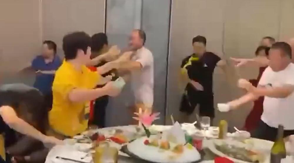 有人拿起枱上的菜餚亂擲,還有人擸凳互掟,甚至將碗碟當武器,場面一片混亂。(微博)