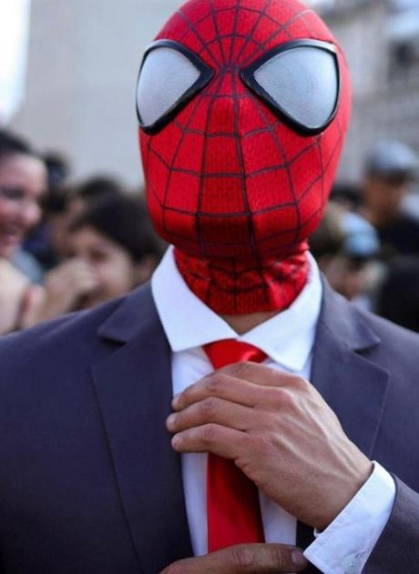 另外一人則是穿西裝配與蜘蛛俠面具襯色的紅色領帶。(IG)