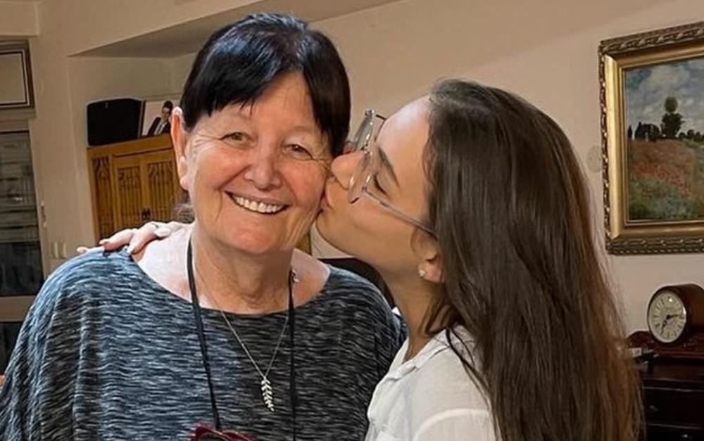 孫女:祖母是我人生中的光和生活支柱。(X)