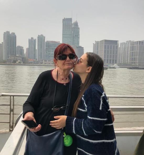 孫女:祖母是我人生中的光和生活支柱。(X)